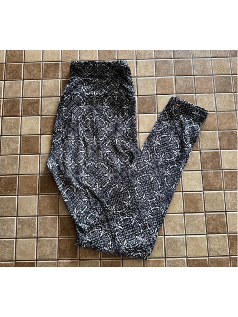 Women's LuLaRoe Leggings Size S Black White Patterned